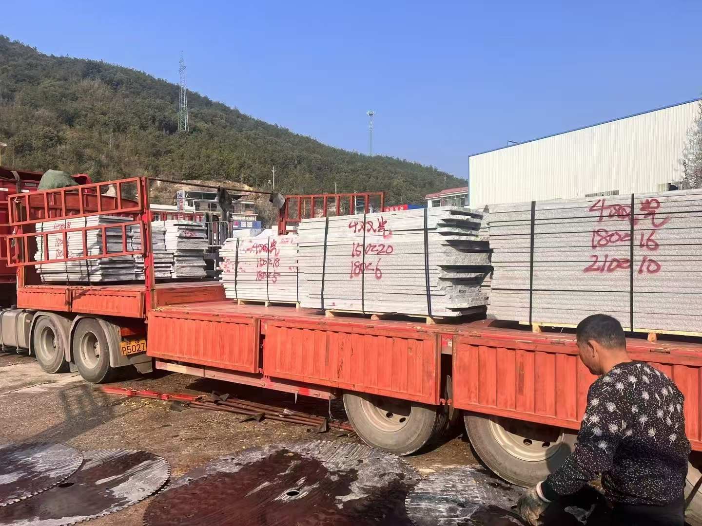 永州 芝麻灰花岗岩光面毛板出货日常